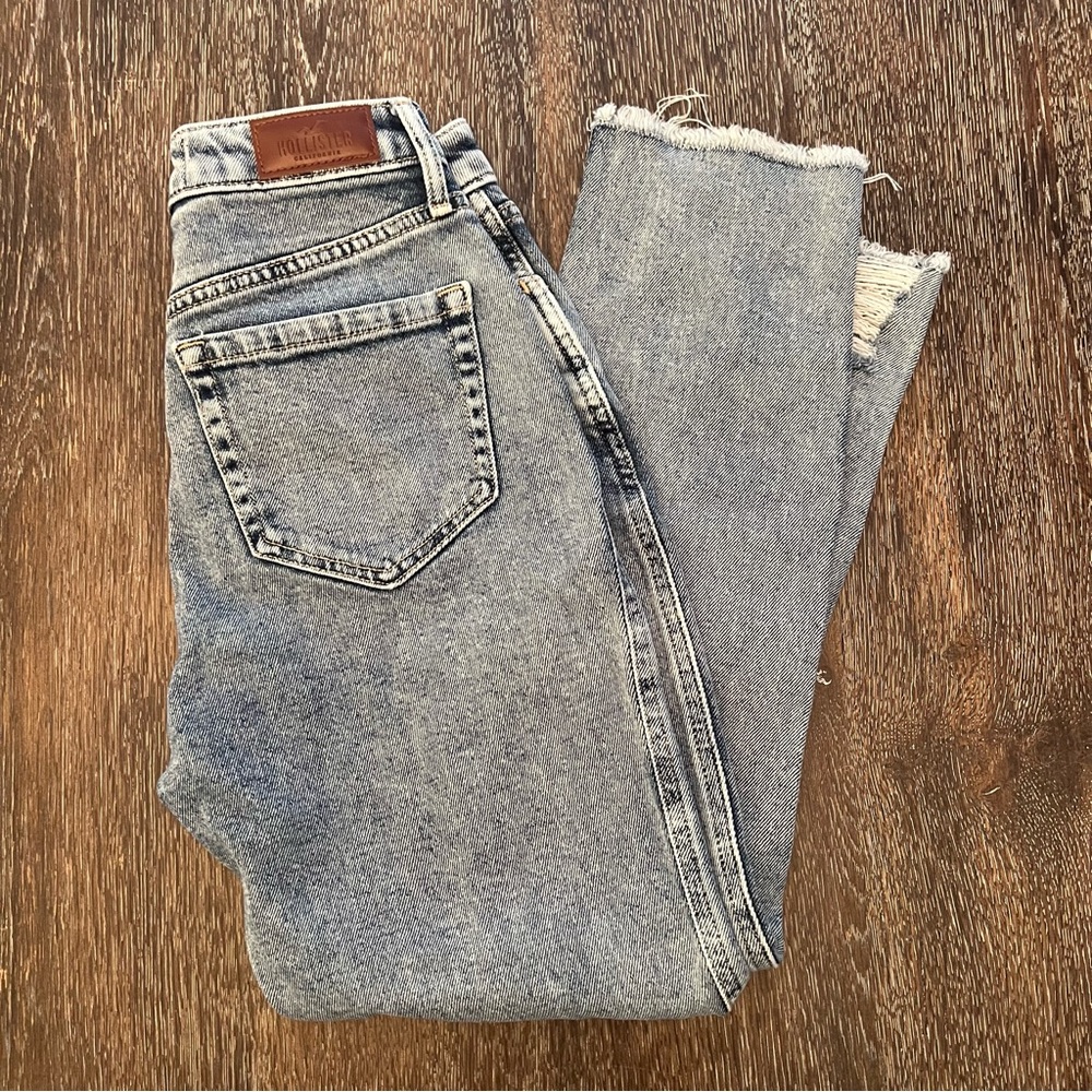 Hollister California Ultra High-Rise Distressed Denim Mom Jeans OS W24 L25